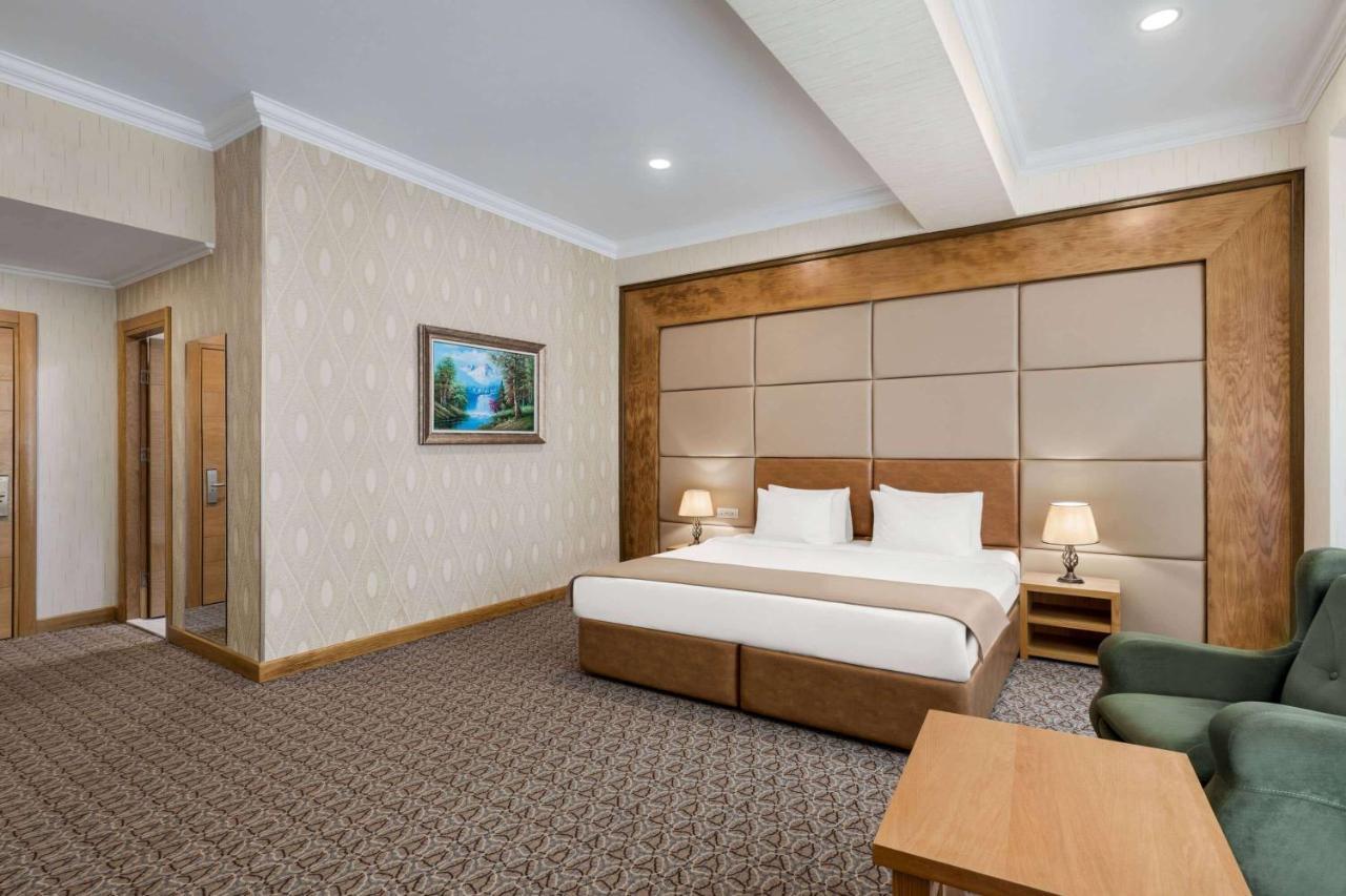 Wyndham Baku Hotel Exterior photo